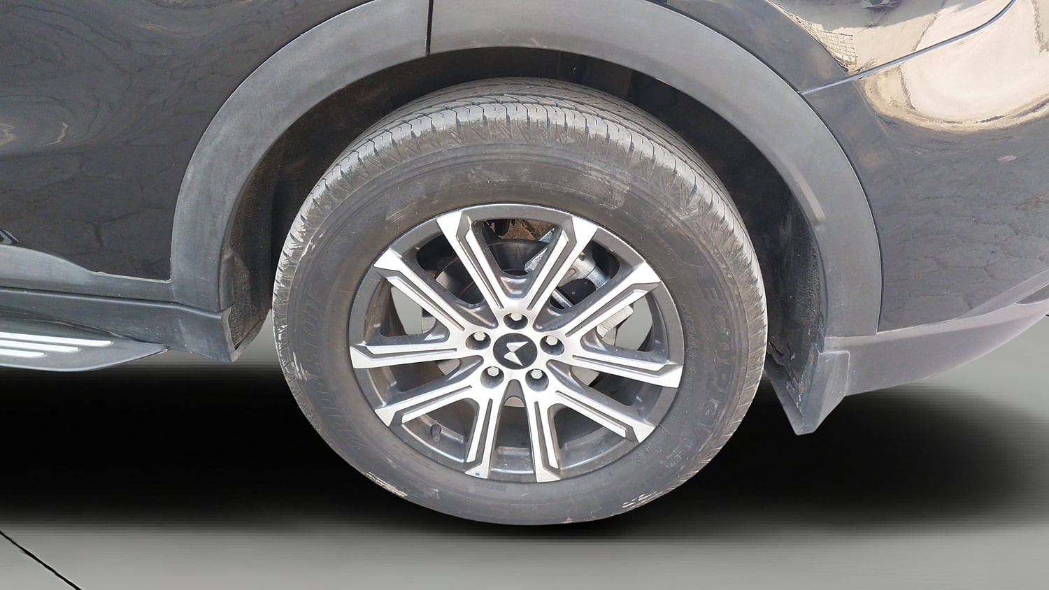 Used 2025 Mahindra XUV700 AX7 Luxury Pack Petrol AT 7 STR Petrol Automatic tyres LEFT REAR TYRE RIM VIEW