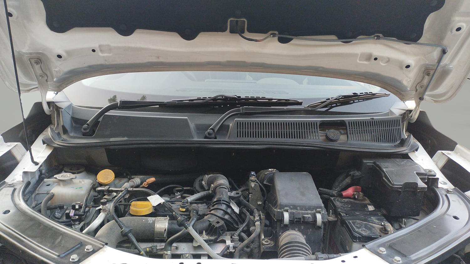 Used 2022 Renault Kiger RXZ Turbo CVT Dual Tone Petrol Automatic engine ENGINE & BONNET OPEN FRONT VIEW