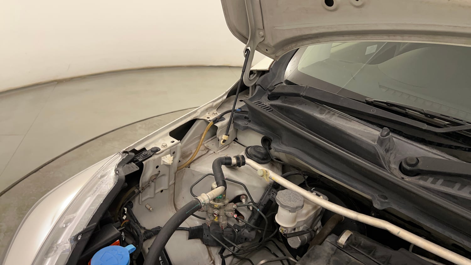 Used 2014 Maruti Suzuki Celerio VXi AMT Petrol Automatic engine ENGINE RIGHT SIDE HINGE & APRON VIEW