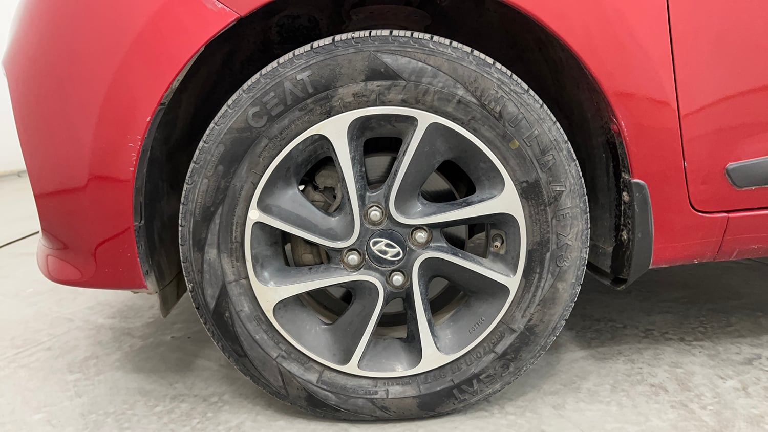Used 2018 Hyundai Grand i10 Asta 1.2 Kappa VTVT Petrol Manual tyres LEFT FRONT TYRE RIM VIEW