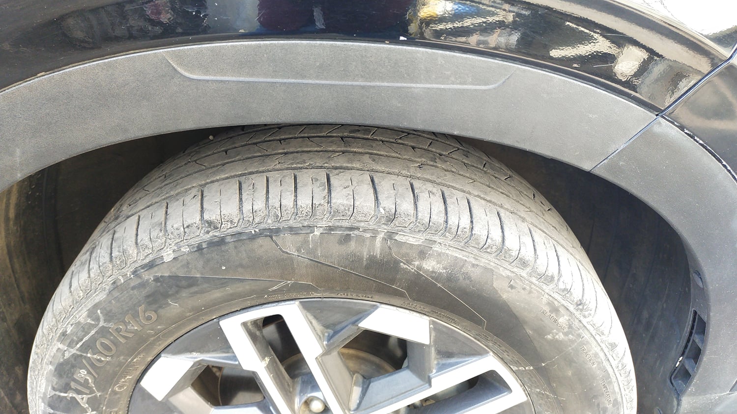 Used 2023 Hyundai Venue SX (O) 1.0 Turbo DCT Petrol Automatic tyres RIGHT FRONT TYRE TREAD VIEW