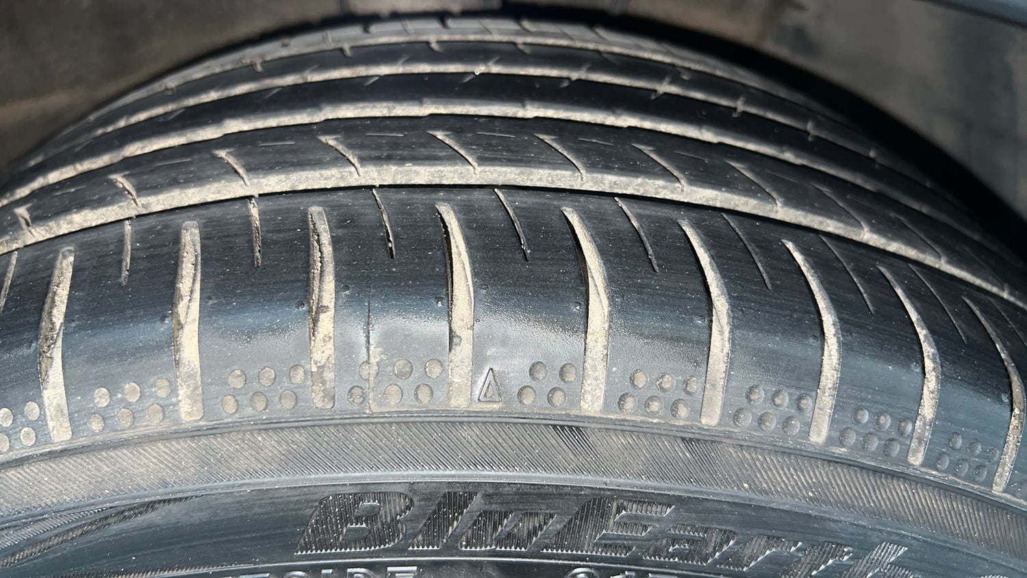 Used 2023 Hyundai Verna SX (O) 1.5 Petrol IVT Petrol Automatic tyres RIGHT FRONT TYRE TREAD VIEW