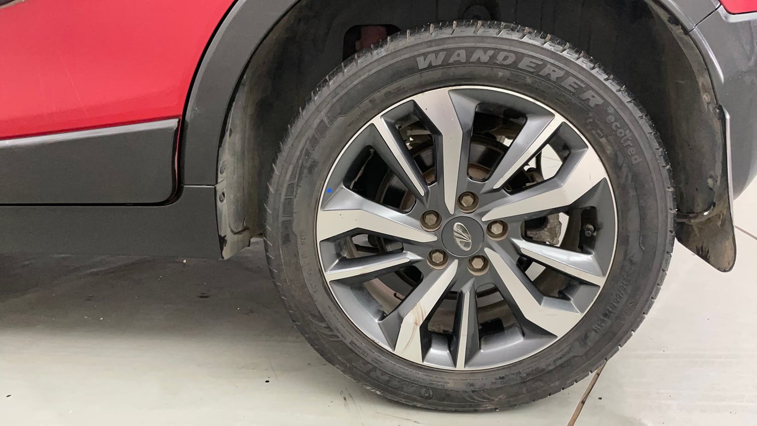 Used 2021 Mahindra XUV 300 W8 (O) 1.2 Petrol AMT Petrol Automatic tyres LEFT REAR TYRE RIM VIEW