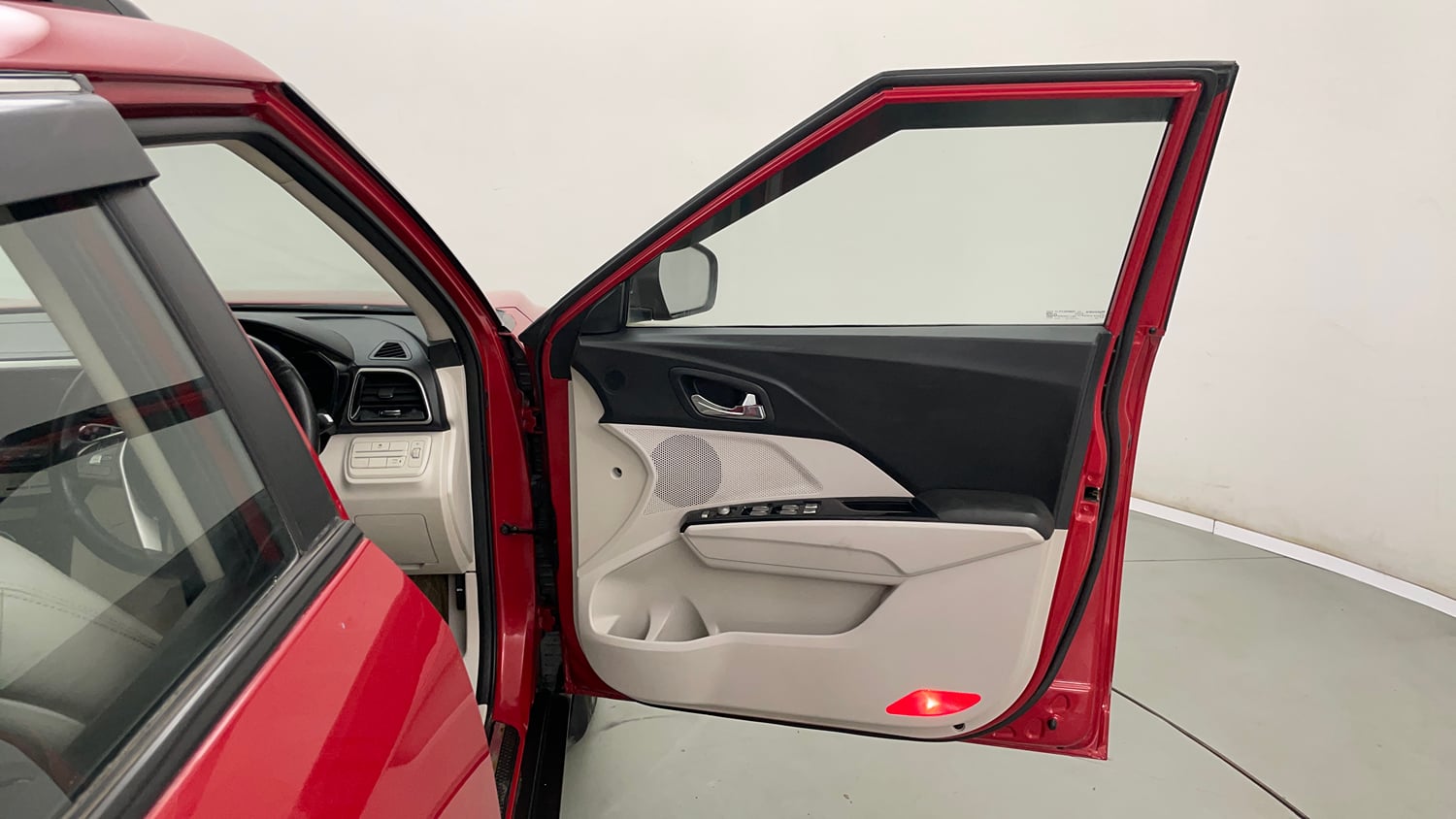 Used 2021 Mahindra XUV 300 W8 (O) 1.2 Petrol AMT Petrol Automatic interior RIGHT FRONT DOOR OPEN VIEW