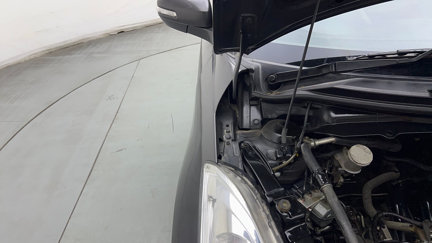 Used 2016 Maruti Suzuki Swift VXI (O) Petrol Manual engine ENGINE RIGHT SIDE HINGE & APRON VIEW