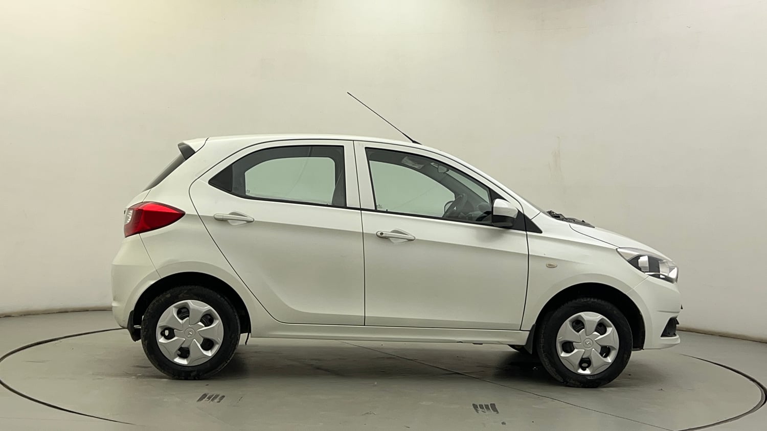 Used 2017 Tata Tiago Revotron XT Petrol Manual exterior RIGHT SIDE VIEW