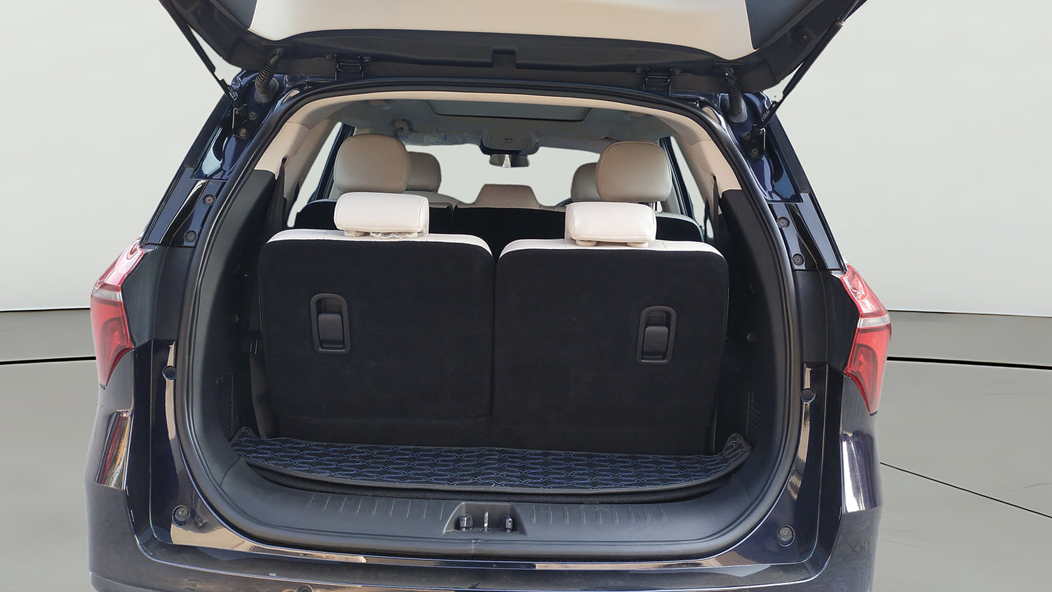 Used 2025 Mahindra XUV700 AX7 Luxury Pack Petrol AT 7 STR Petrol Automatic interior DICKY INSIDE VIEW