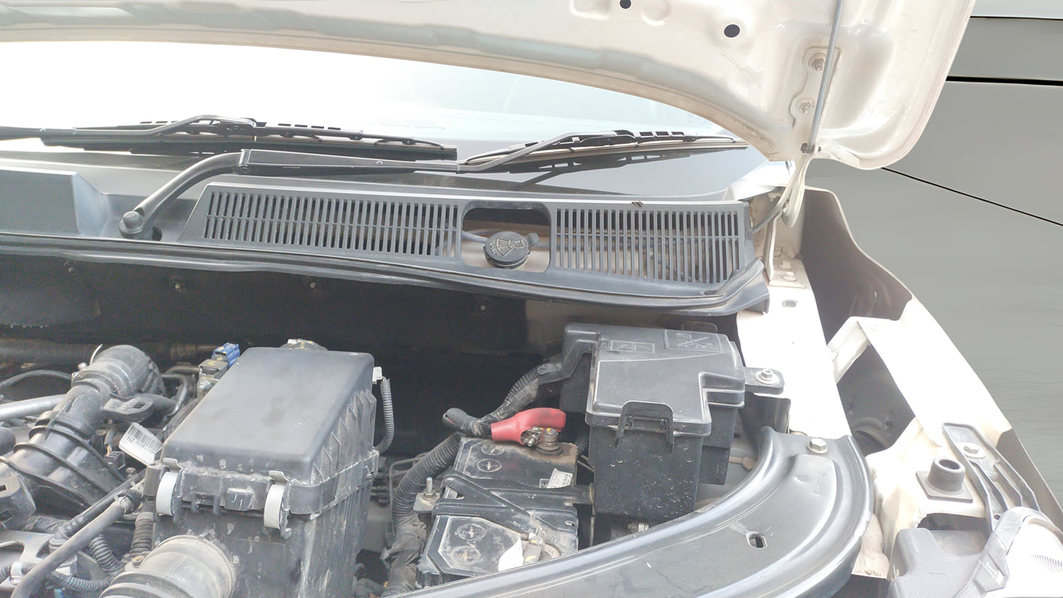 Used 2022 Renault Kiger RXZ Turbo CVT Dual Tone Petrol Automatic engine ENGINE LEFT SIDE HINGE & APRON VIEW