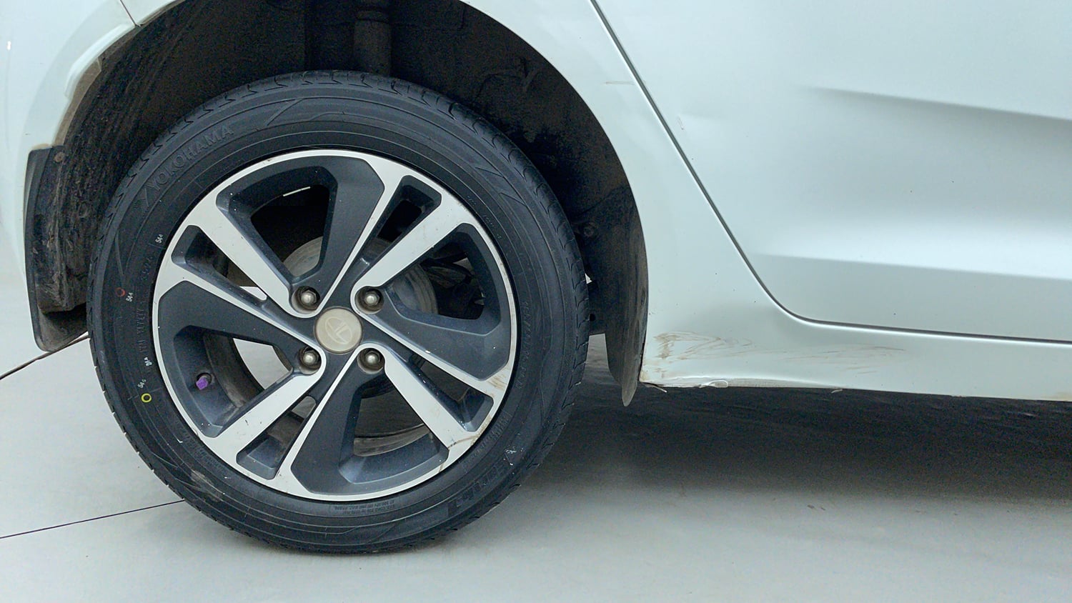 Used 2022 Tata Altroz XZ Plus Petrol Petrol Manual tyres RIGHT REAR TYRE RIM VIEW
