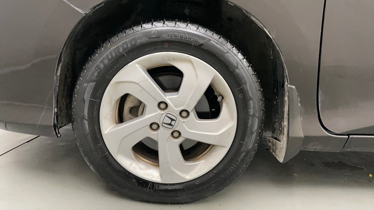 Used 2016 Honda City VX Petrol Manual tyres LEFT FRONT TYRE RIM VIEW