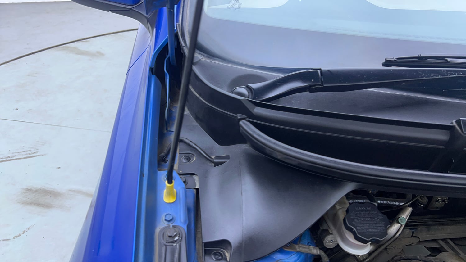 Used 2017 Hyundai Elite i20 Sportz 1.2 Petrol Manual engine ENGINE RIGHT SIDE HINGE & APRON VIEW