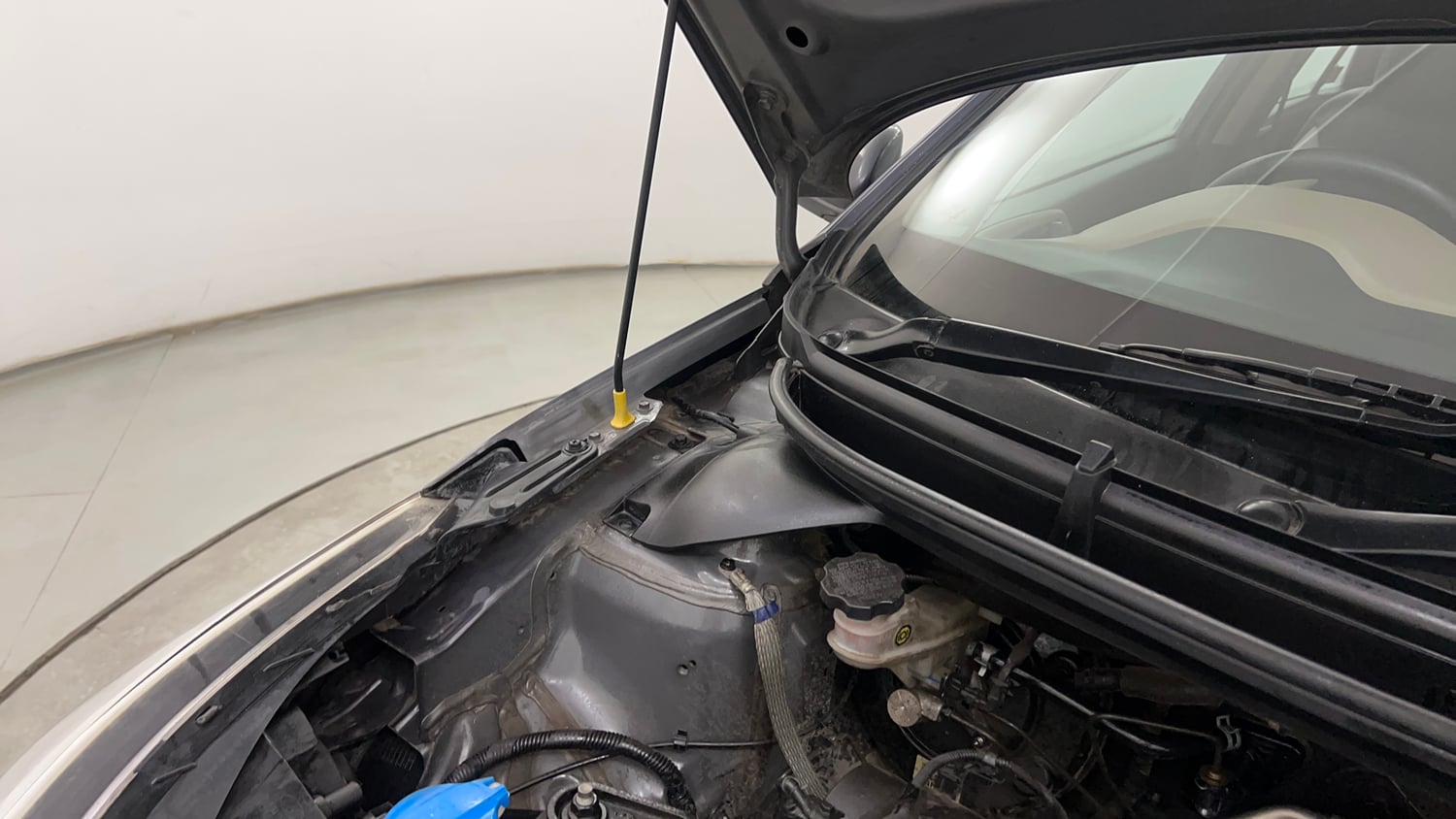 Used 2017 Hyundai Elite i20 Sportz 1.2 Petrol Manual engine ENGINE RIGHT SIDE HINGE & APRON VIEW