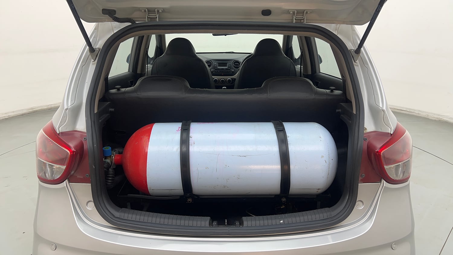 Used 2018 Hyundai Grand i10 Magna 1.2 Kappa VTVT CNG (outside fitted) Cng Manual interior DICKY INSIDE VIEW