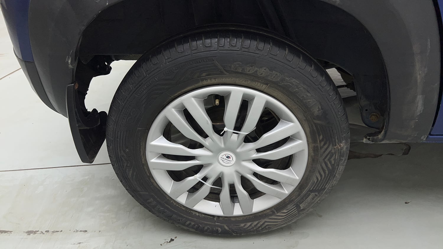 Used 2017 Renault Kwid CLIMBER 1.0 AMT Petrol Automatic tyres RIGHT REAR TYRE RIM VIEW
