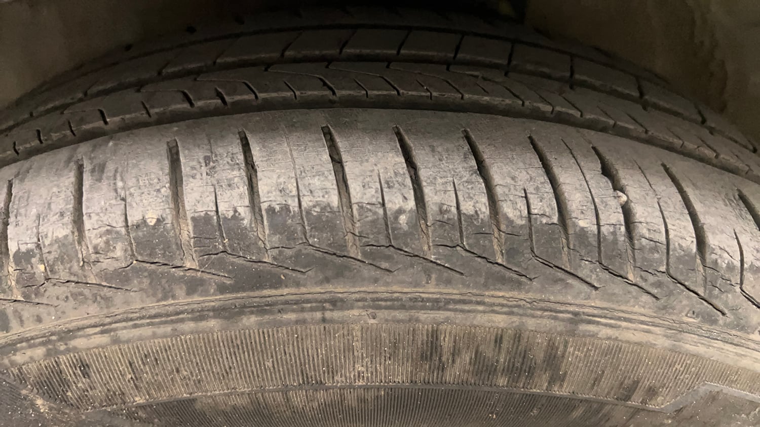 Used 2014 Maruti Suzuki Celerio VXi AMT Petrol Automatic tyres LEFT FRONT TYRE TREAD VIEW