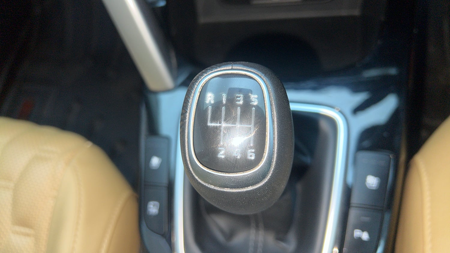 Used 2022 Kia Seltos HTX Plus 1.5 Diesel Diesel Manual interior GEAR  KNOB VIEW