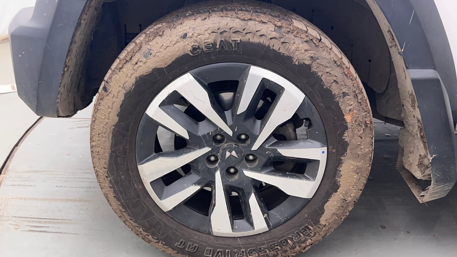 Used 2025 Mahindra Thar Roxx AX7 L Diesel AT 4WD Diesel Automatic tyres LEFT FRONT TYRE RIM VIEW