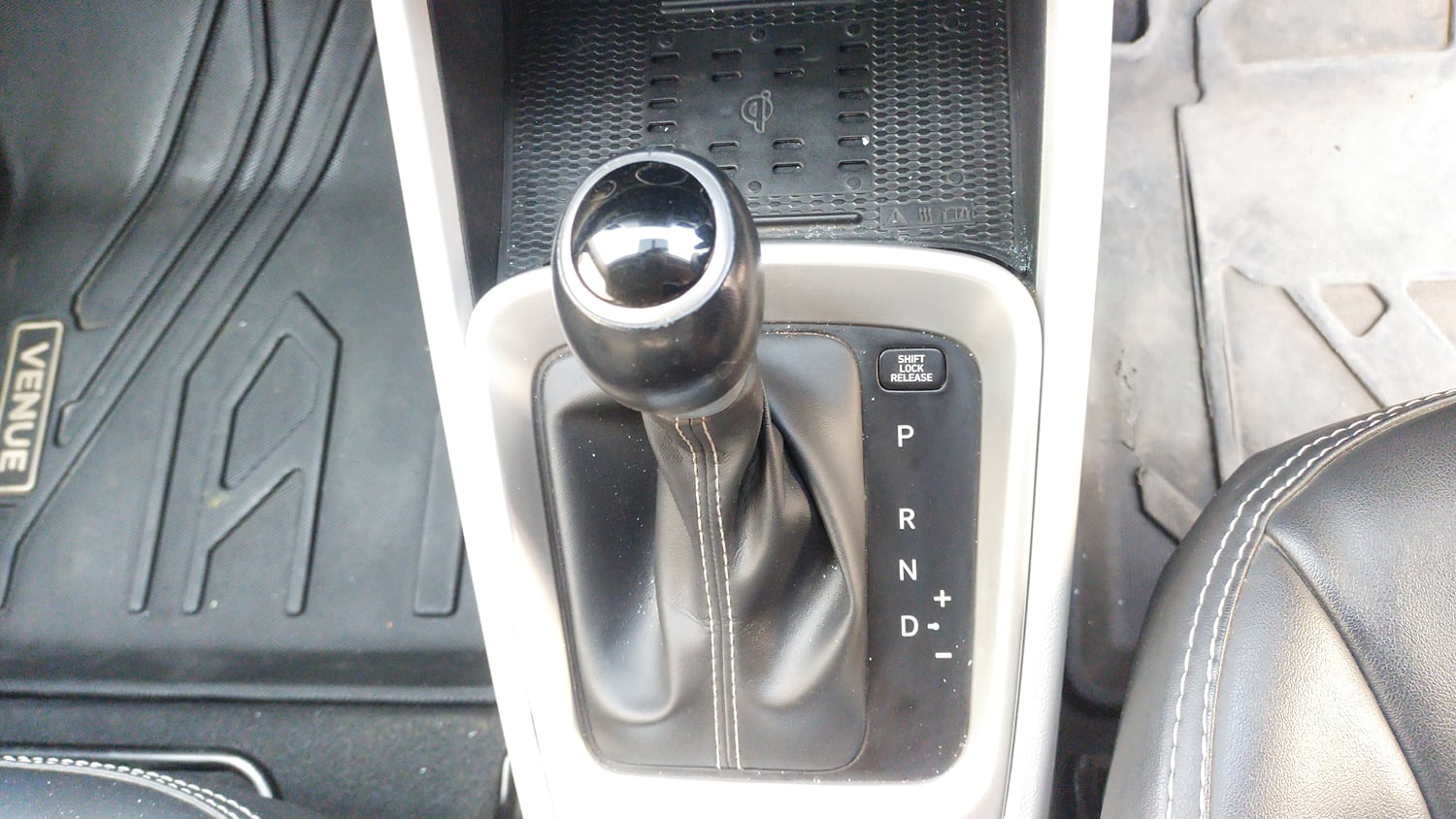 Used 2023 Hyundai Venue SX (O) 1.0 Turbo DCT Petrol Automatic interior GEAR  KNOB VIEW