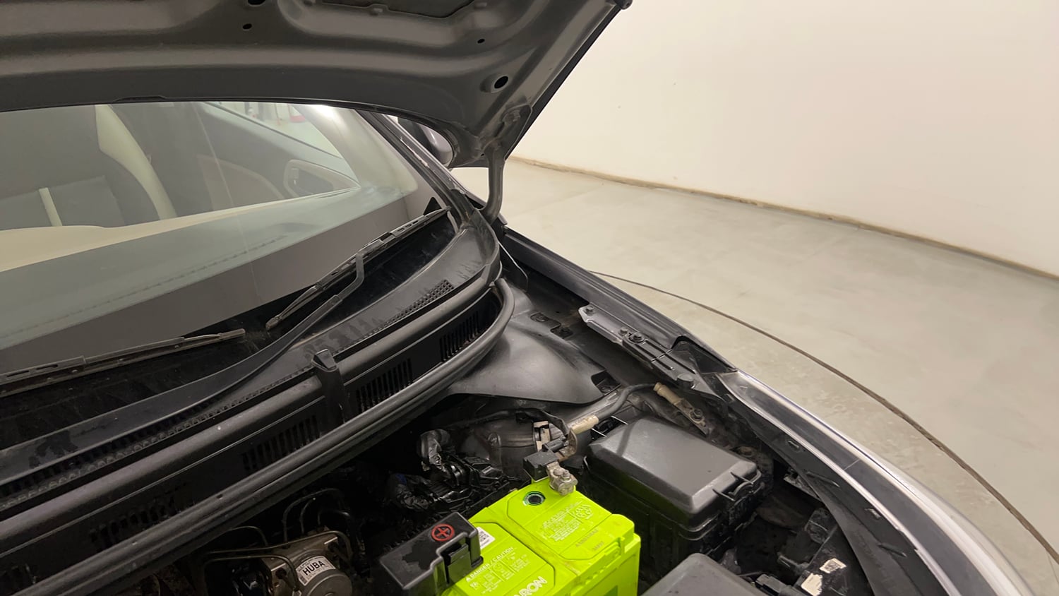 Used 2017 Hyundai Elite i20 Sportz 1.2 Petrol Manual engine ENGINE LEFT SIDE HINGE & APRON VIEW