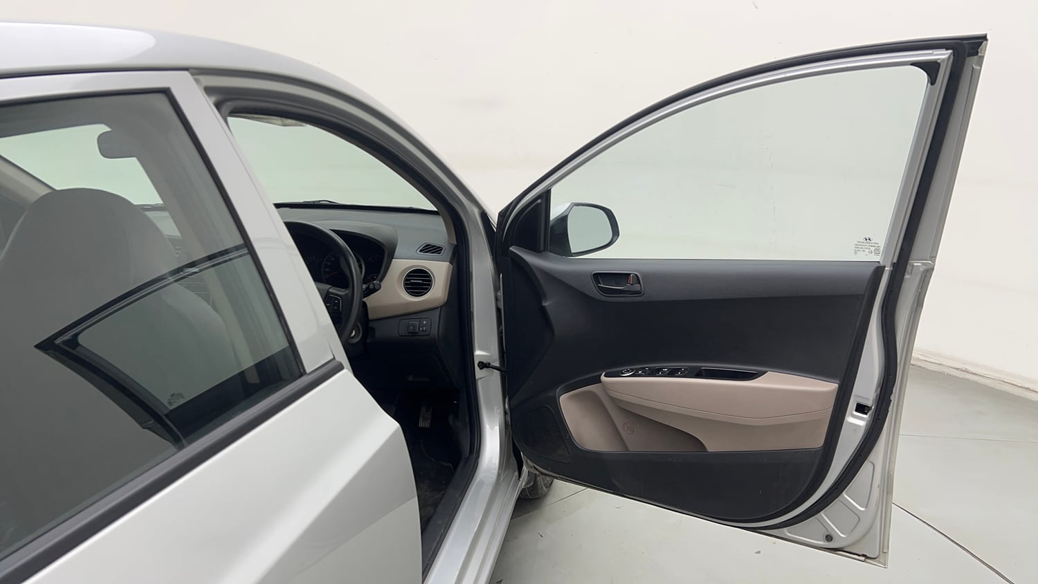 Used 2018 Hyundai Grand i10 Magna 1.2 Kappa VTVT CNG (outside fitted) Cng Manual interior RIGHT FRONT DOOR OPEN VIEW