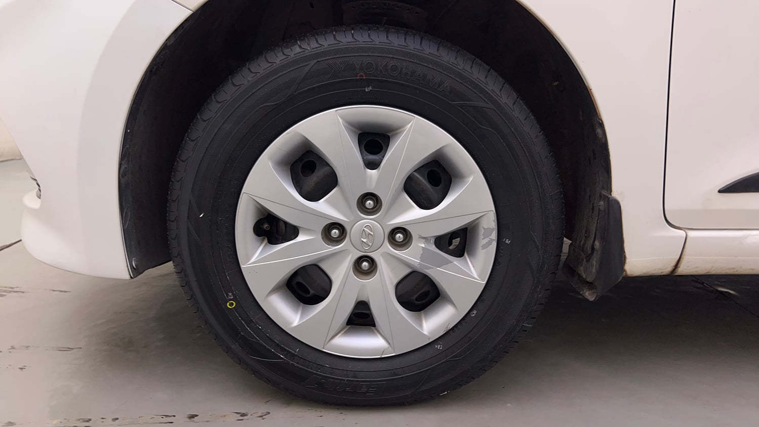 Used 2016 Hyundai Elite i20 Sportz 1.2 Petrol Manual tyres LEFT FRONT TYRE RIM VIEW