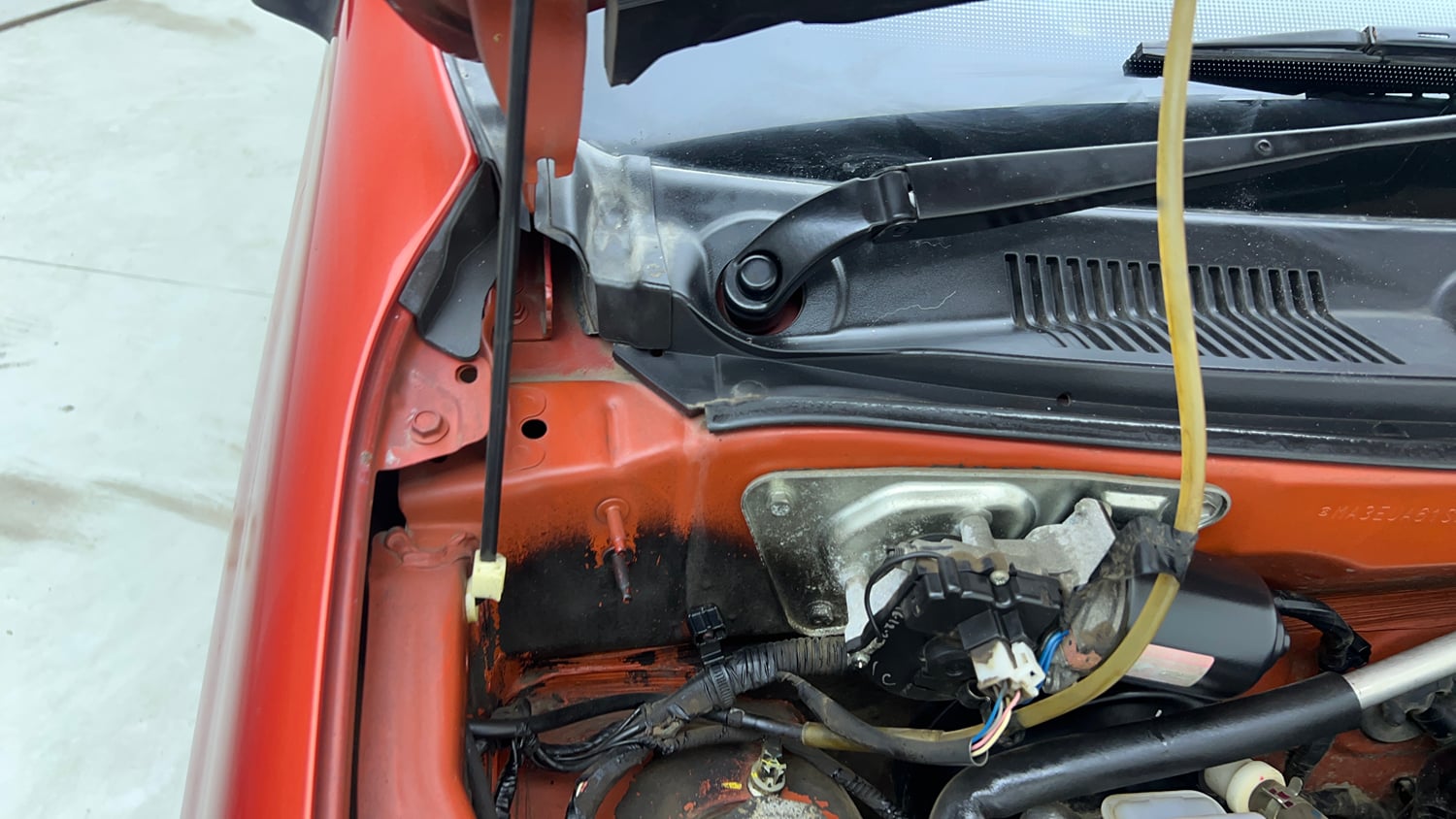 Used 2023 Maruti Suzuki Alto 800 LXi (O) Petrol Manual engine ENGINE RIGHT SIDE HINGE & APRON VIEW