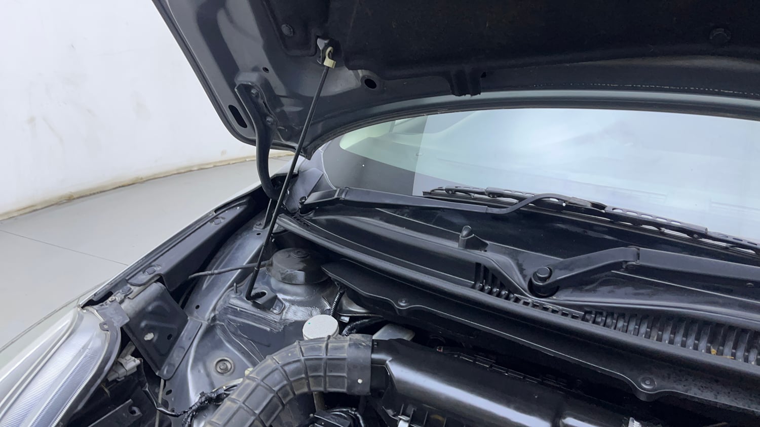 Used 2021 Maruti Suzuki Baleno Delta Petrol Manual engine ENGINE RIGHT SIDE HINGE & APRON VIEW