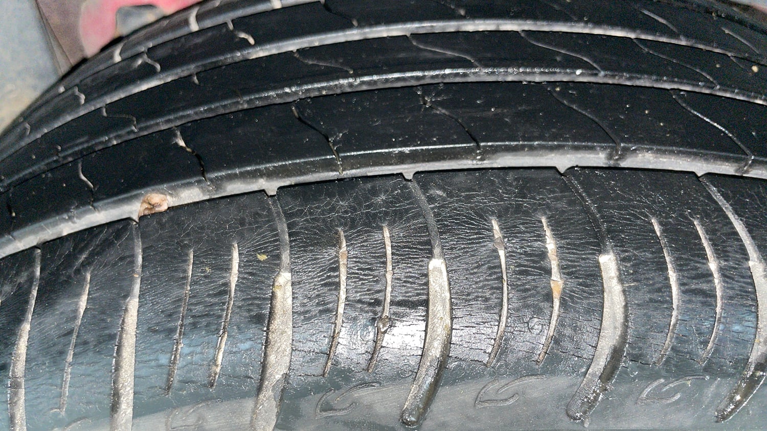 Used 2021 Mahindra XUV 300 W8 (O) 1.2 Petrol AMT Petrol Automatic tyres LEFT REAR TYRE TREAD VIEW