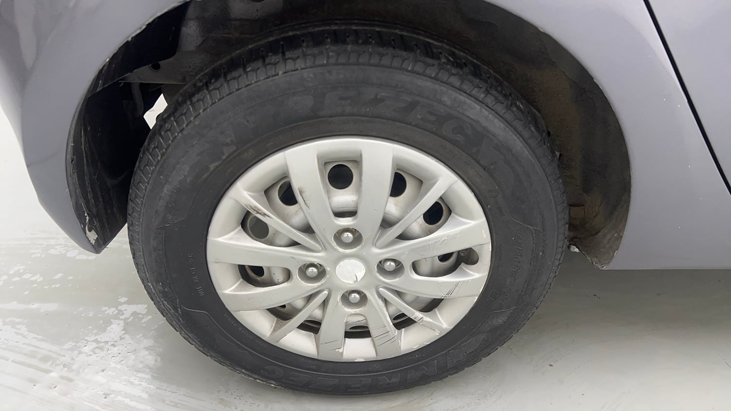 Used 2015 Hyundai i10 Magna 1.1 iRDE2 Petrol Manual tyres RIGHT REAR TYRE RIM VIEW