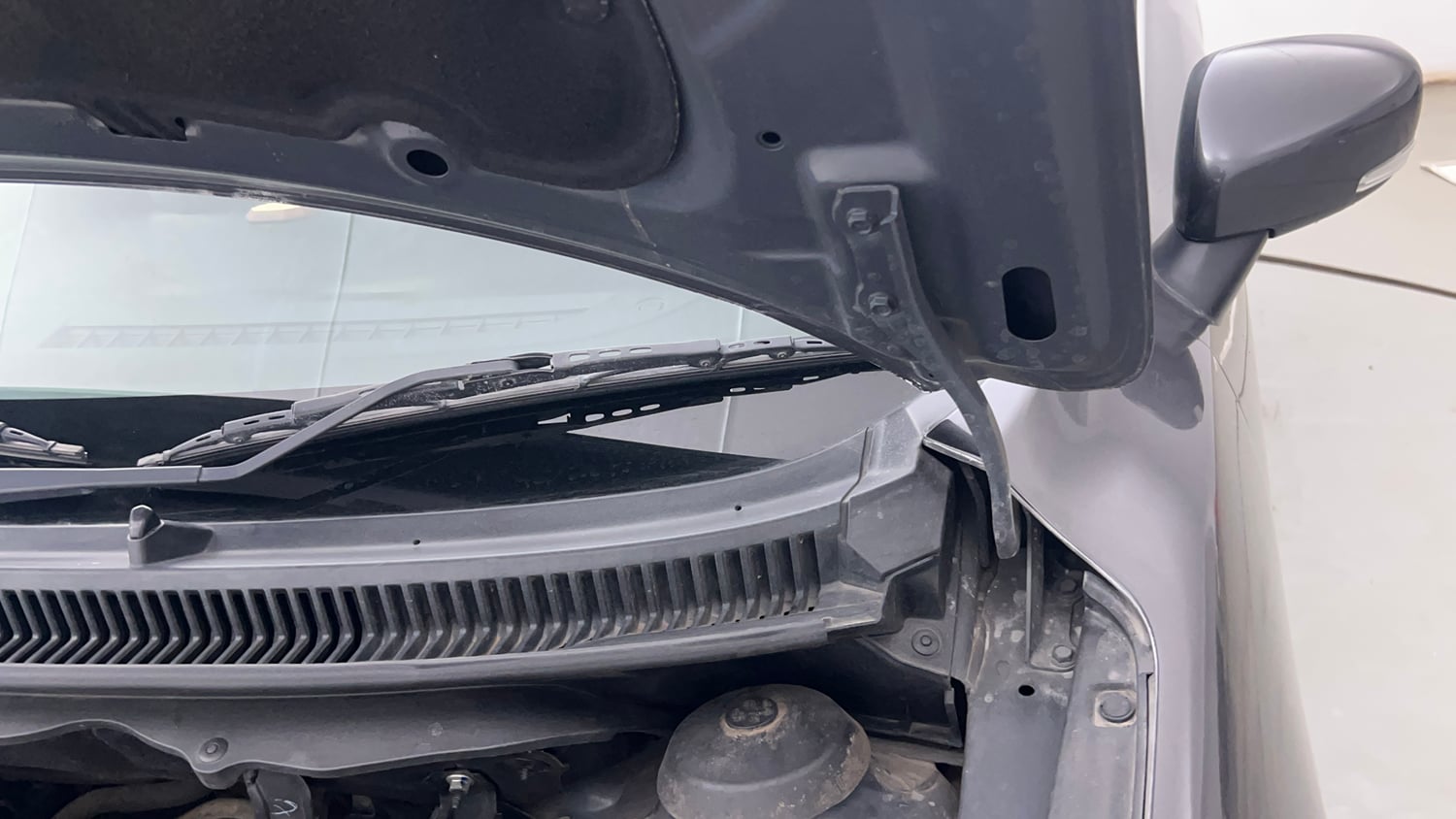 Used 2018 Maruti Suzuki Baleno Delta 1.2 Petrol Manual engine ENGINE LEFT SIDE HINGE & APRON VIEW
