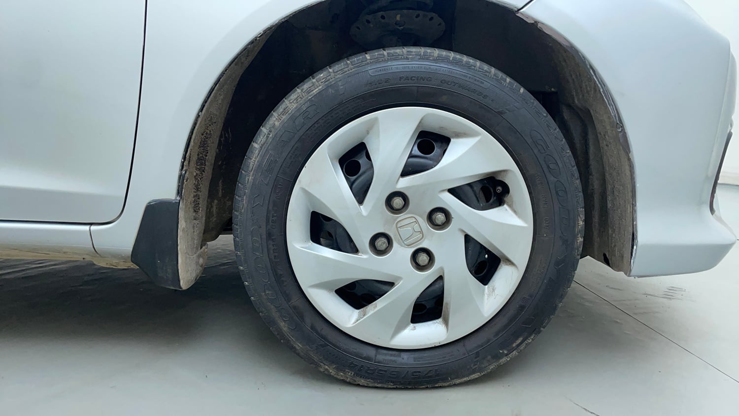 Used 2017 Honda Amaze 1.5 S i-DTEC Diesel Manual tyres RIGHT FRONT TYRE RIM VIEW