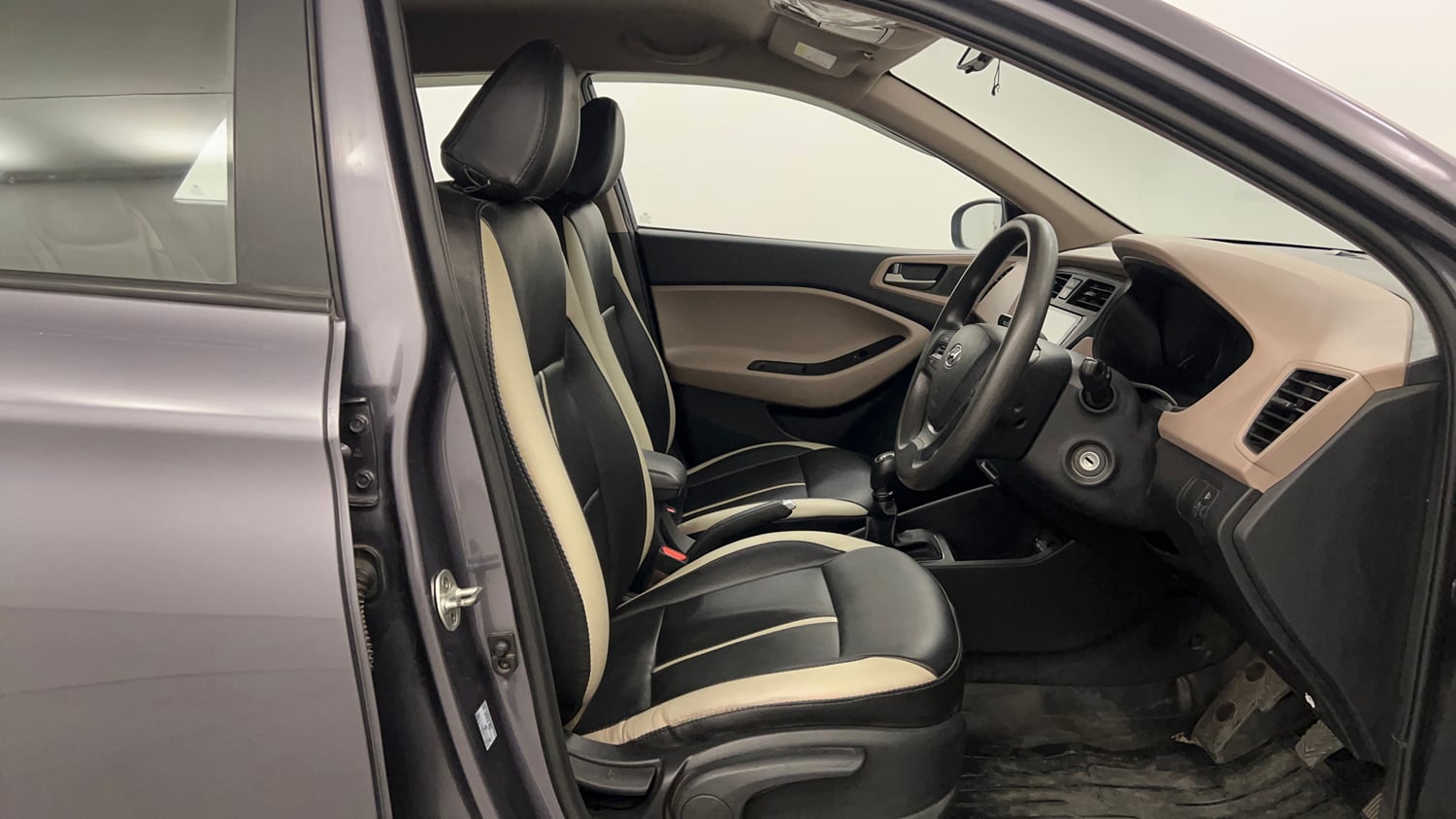 Used 2017 Hyundai Elite i20 Sportz 1.2 Petrol Manual interior RIGHT SIDE FRONT DOOR CABIN VIEW