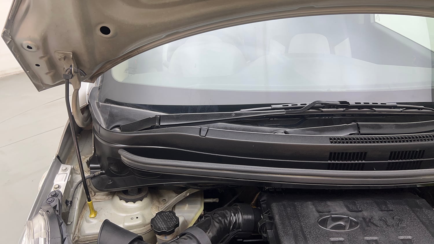 Used 2018 Hyundai Grand i10 Magna 1.2 Kappa VTVT CNG (outside fitted) Cng Manual engine ENGINE RIGHT SIDE HINGE & APRON VIEW