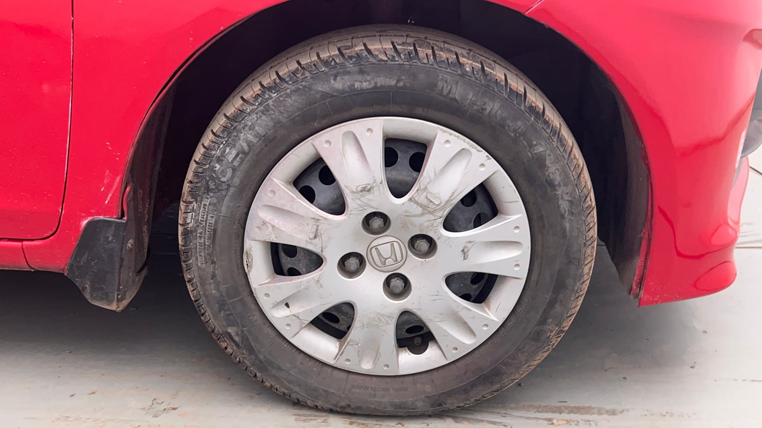 Used 2014 Honda Brio S MT Petrol Manual tyres RIGHT FRONT TYRE RIM VIEW