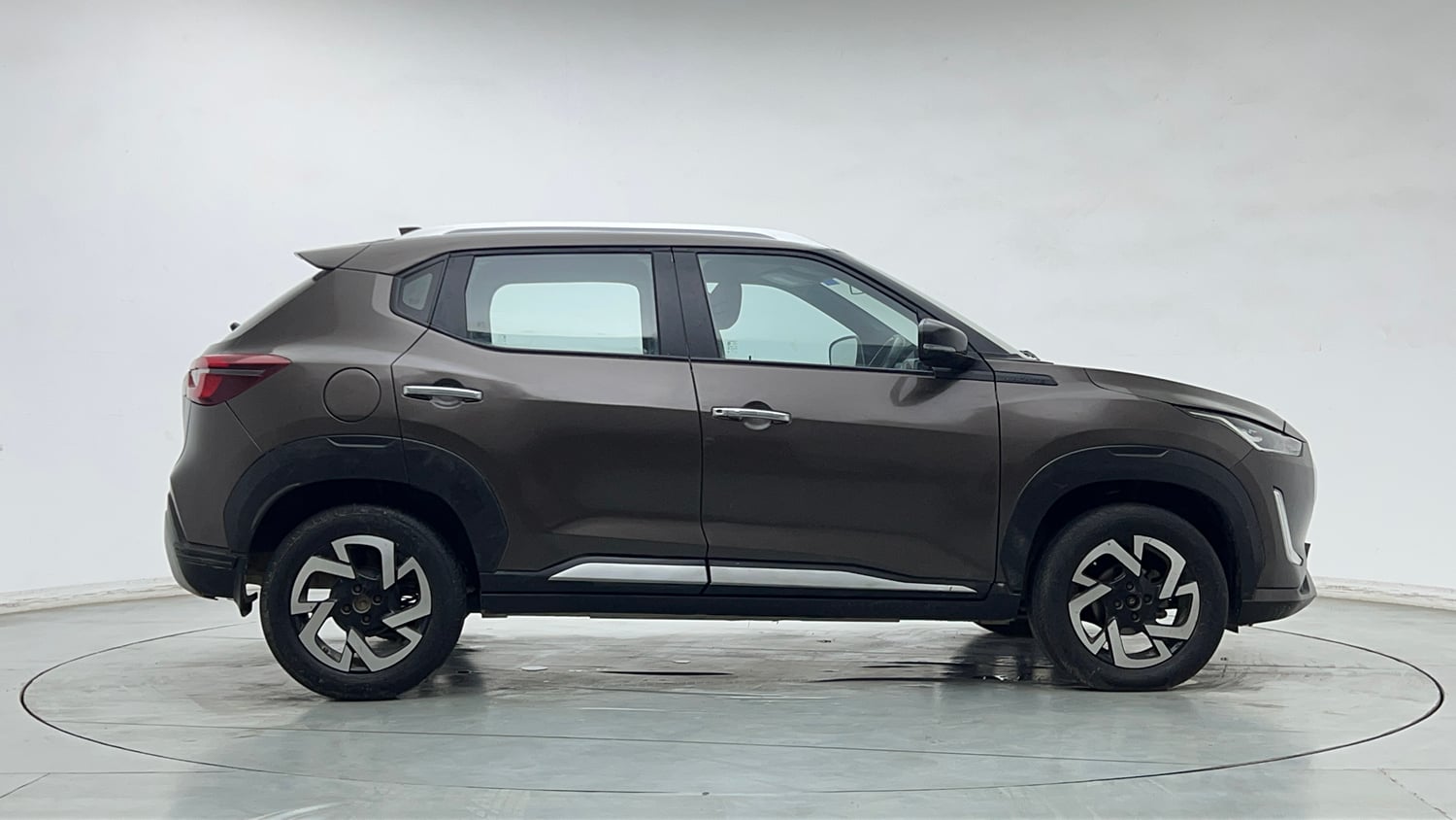 Used 2022 Nissan Magnite XV Petrol Manual exterior RIGHT SIDE VIEW