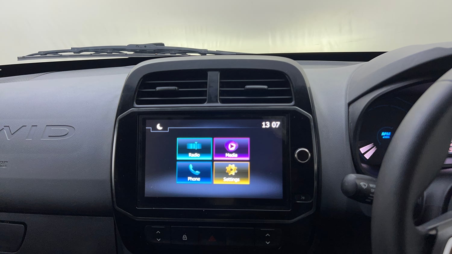 Used 2020 Renault Kwid RXT 1.0 Opt Petrol Manual top_features Touch screen infotainment system
