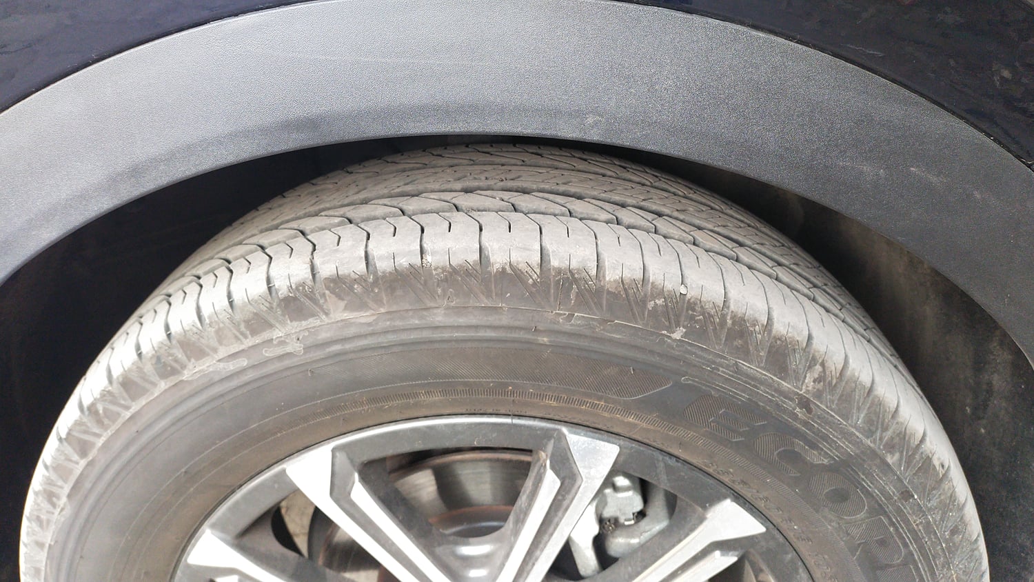 Used 2025 Mahindra XUV700 AX7 Luxury Pack Petrol AT 7 STR Petrol Automatic tyres RIGHT FRONT TYRE TREAD VIEW