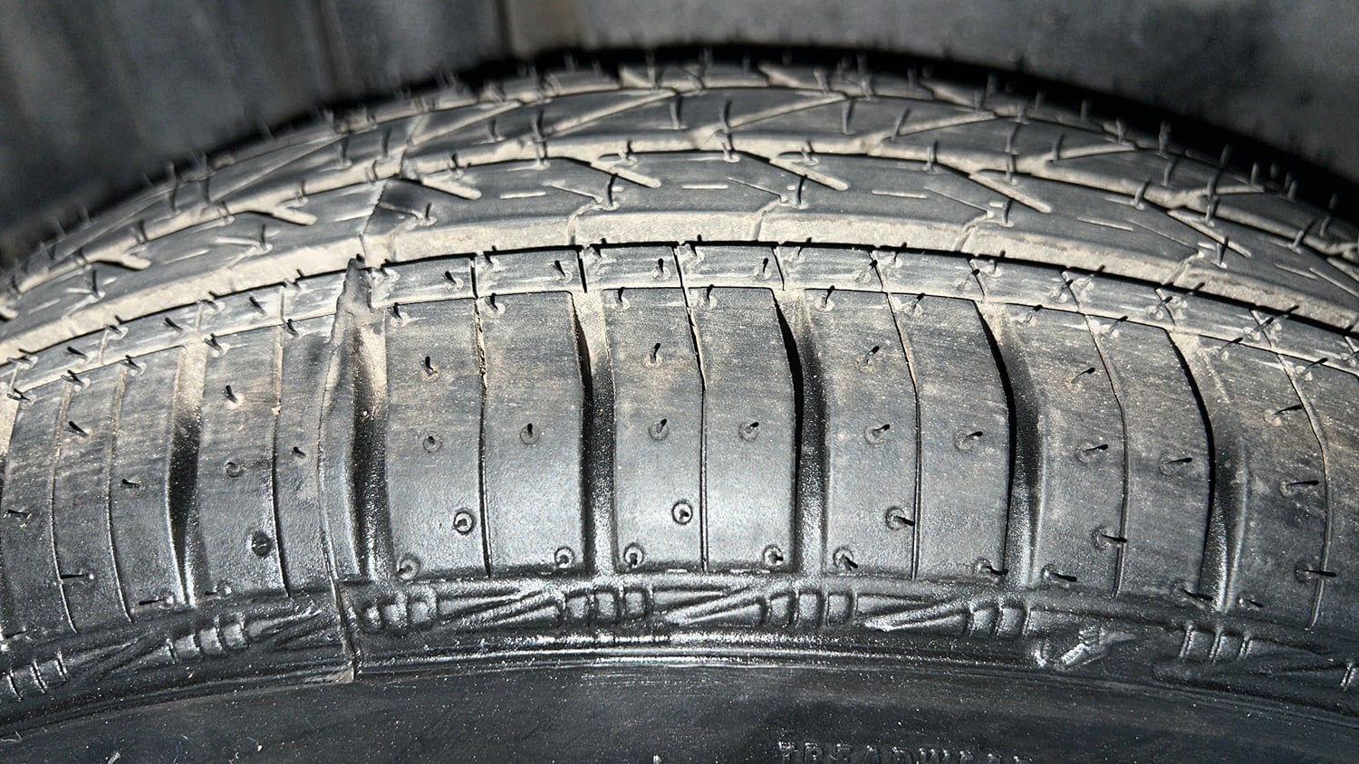 Used 2015 Maruti Suzuki Swift Dzire VXI Petrol Manual tyres RIGHT REAR TYRE TREAD VIEW