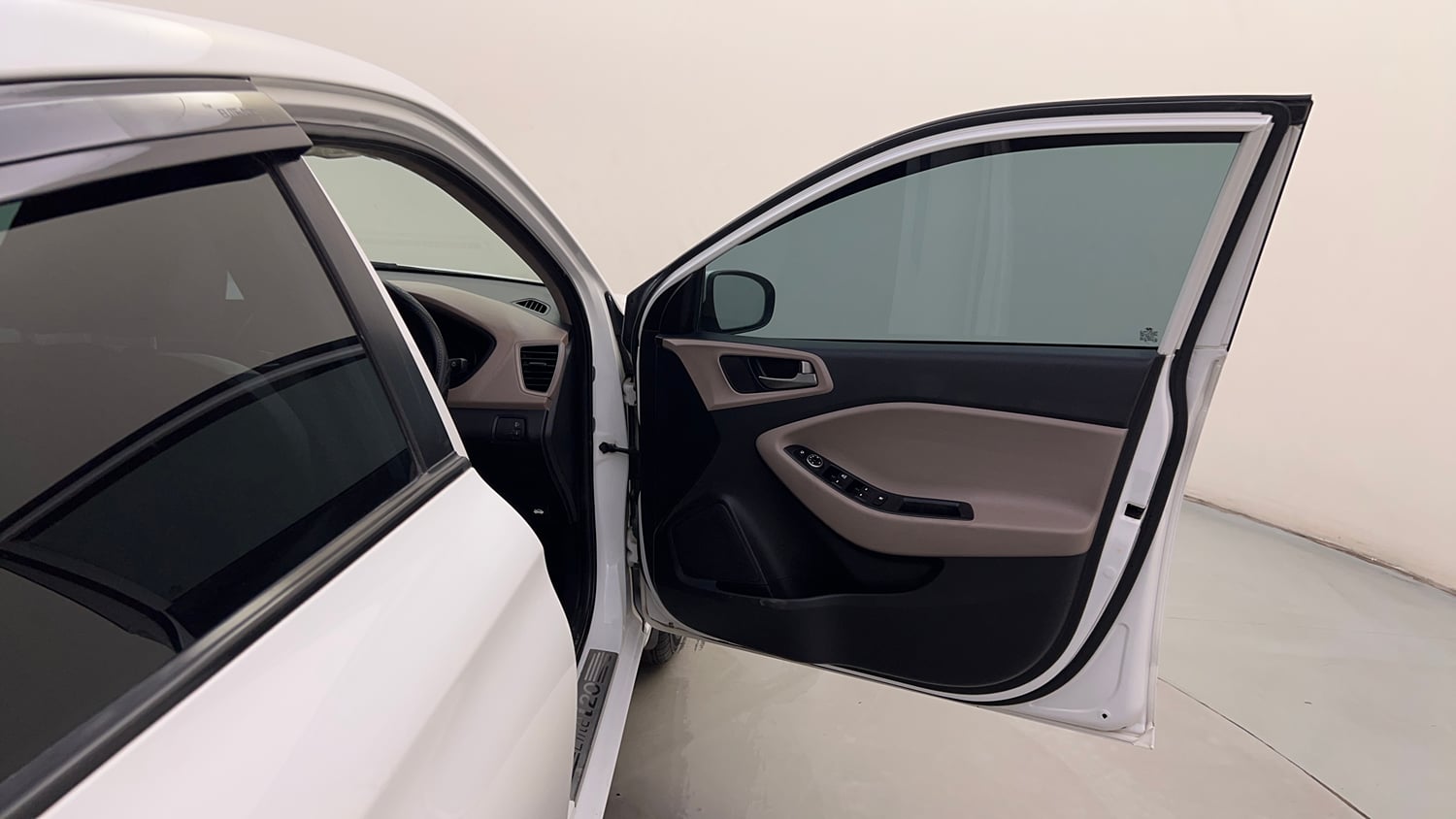 Used 2016 Hyundai Elite i20 Sportz 1.2 Petrol Manual interior RIGHT FRONT DOOR OPEN VIEW