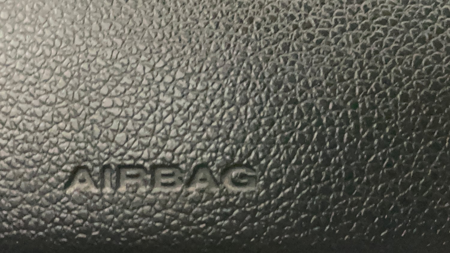 Used 2021 Mahindra XUV 300 W8 (O) 1.2 Petrol AMT Petrol Automatic top_features Airbags