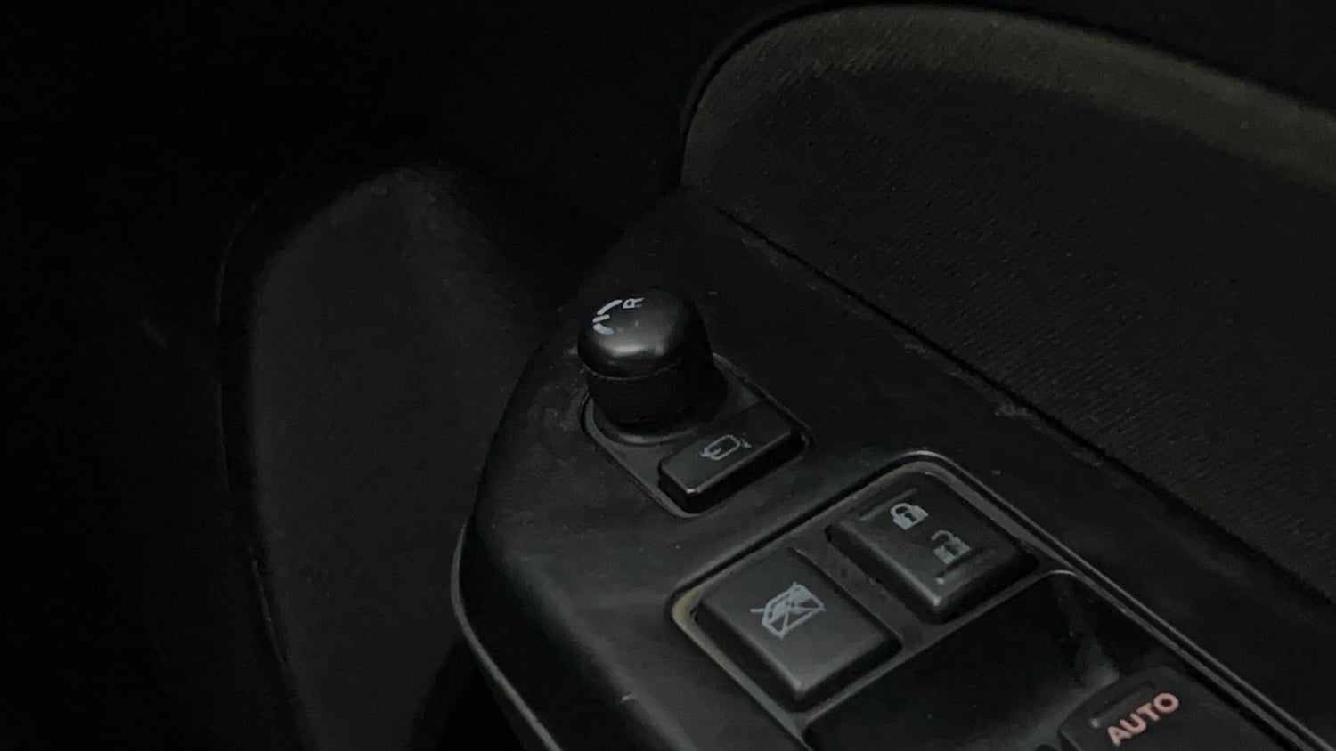 Used 2016 Maruti Suzuki Swift VXI (O) Petrol Manual top_features Adjustable ORVM