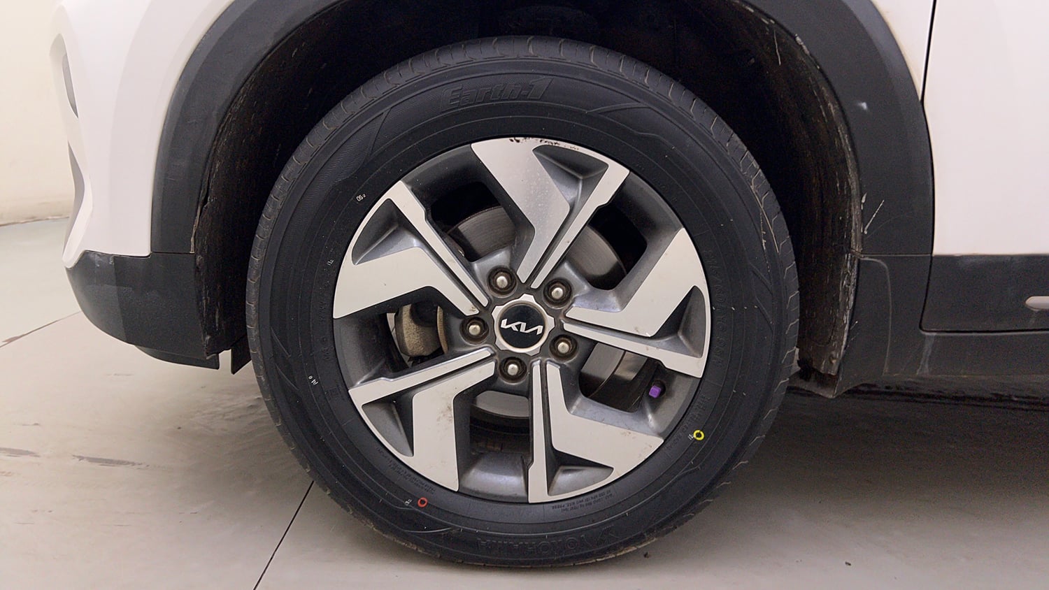 Used 2022 Kia Sonet HTX 1.5 AT Diesel Automatic tyres LEFT FRONT TYRE RIM VIEW