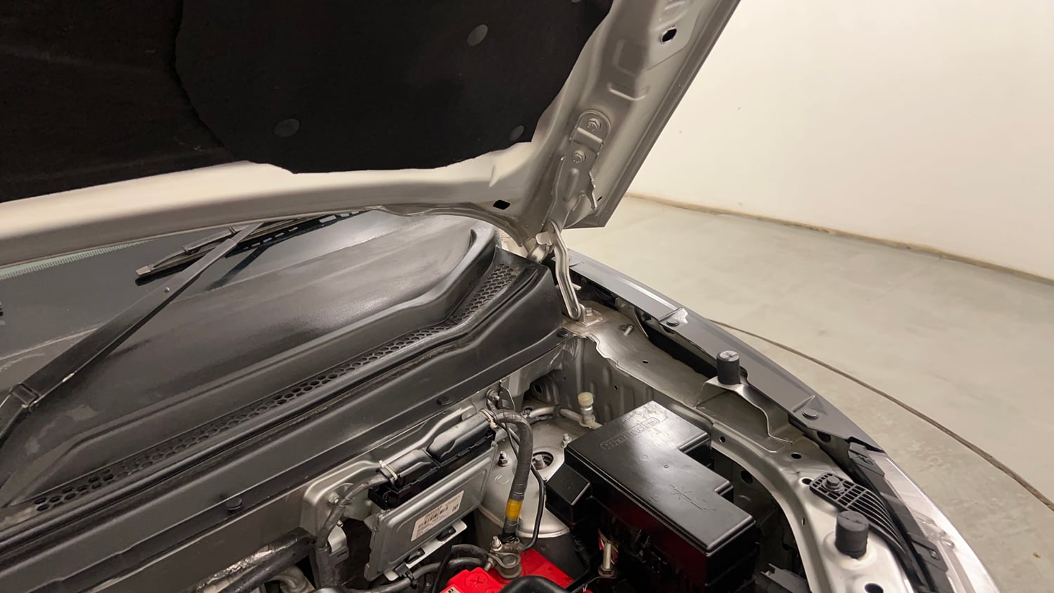 Used 2019 Mahindra KUV100 NXT K6 Plus 6 STR Petrol Manual engine ENGINE LEFT SIDE HINGE & APRON VIEW