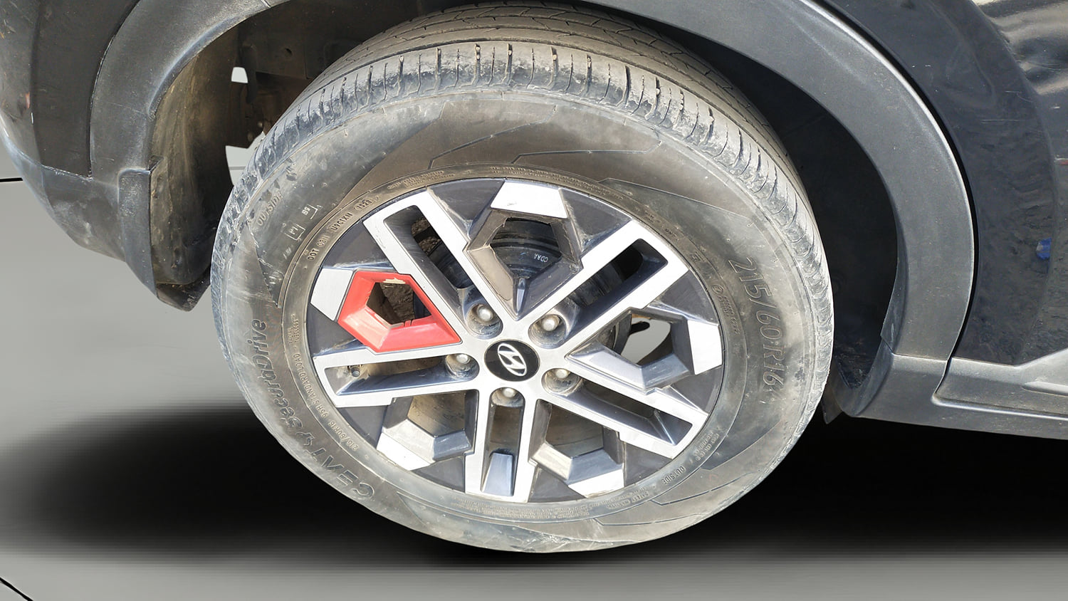 Used 2023 Hyundai Venue SX (O) 1.0 Turbo DCT Petrol Automatic tyres RIGHT REAR TYRE RIM VIEW