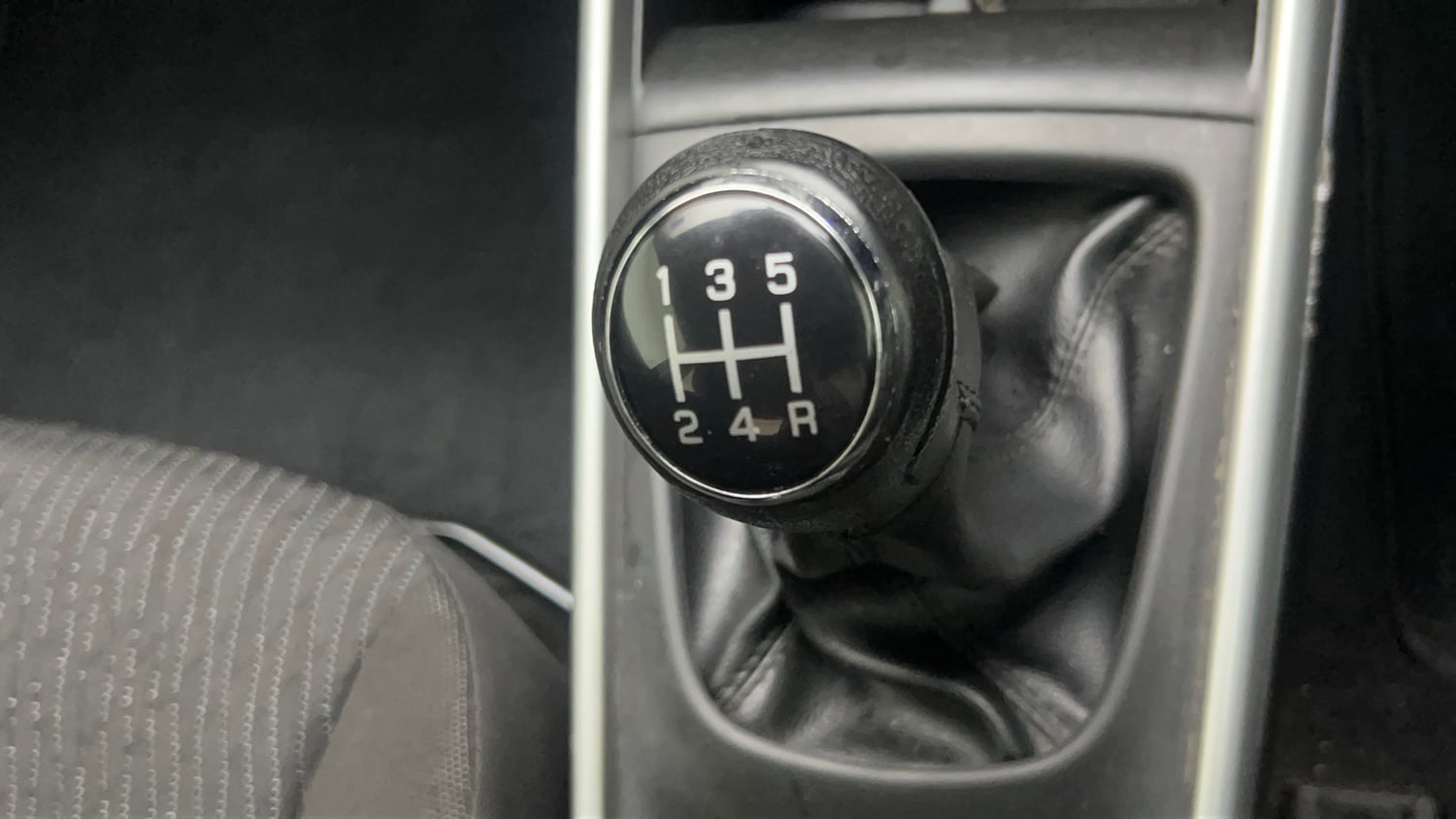Used 2016 Maruti Suzuki Baleno Alpha 1.2 Petrol Manual interior GEAR  KNOB VIEW