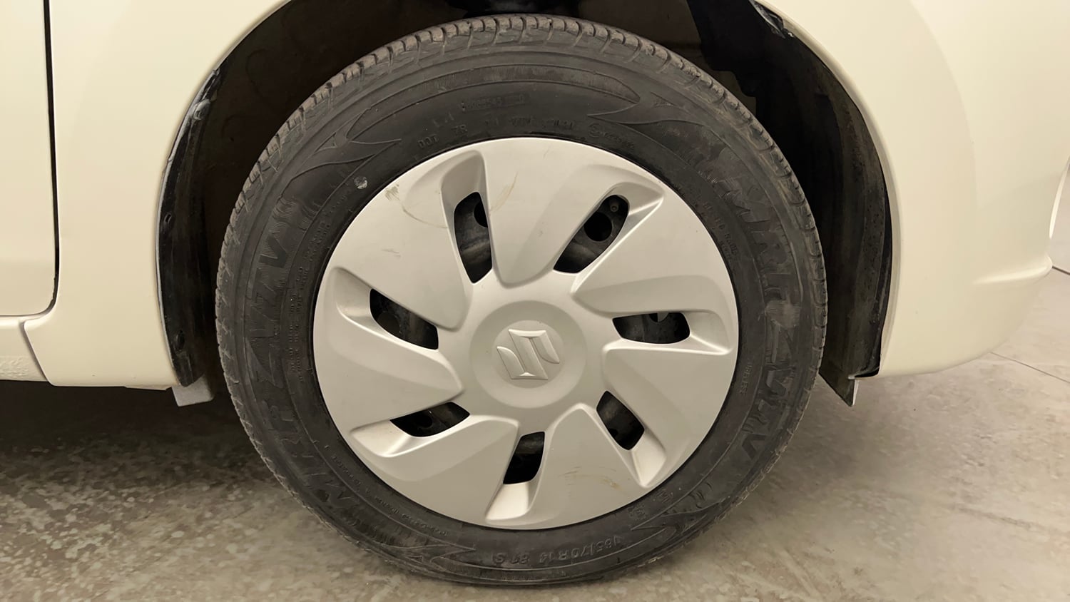 Used 2014 Maruti Suzuki Celerio VXi AMT Petrol Automatic tyres RIGHT FRONT TYRE RIM VIEW