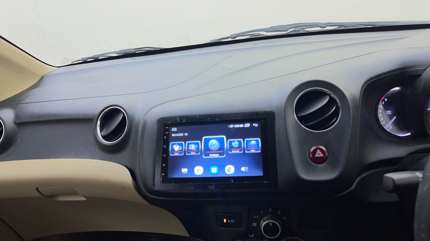 Used 2016 Honda Amaze 1.2 S i-VTEC Petrol Manual top_features Integrated (in-dash) music system
