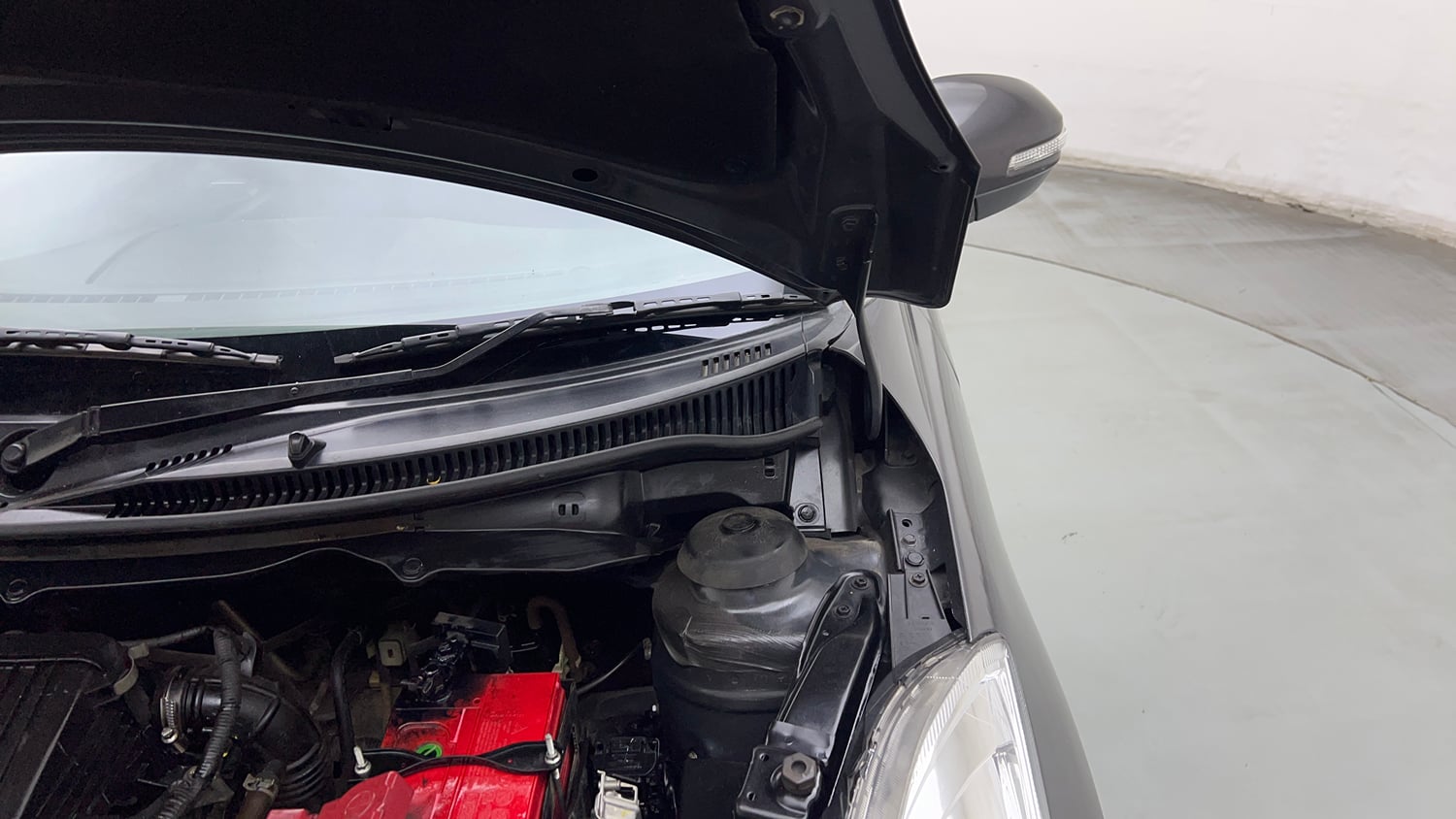 Used 2016 Maruti Suzuki Swift VXI (O) Petrol Manual engine ENGINE LEFT SIDE HINGE & APRON VIEW
