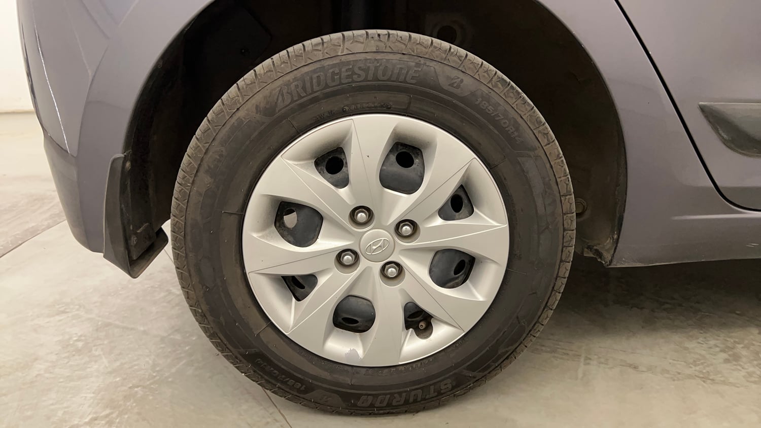 Used 2017 Hyundai Elite i20 Sportz 1.2 Petrol Manual tyres RIGHT REAR TYRE RIM VIEW