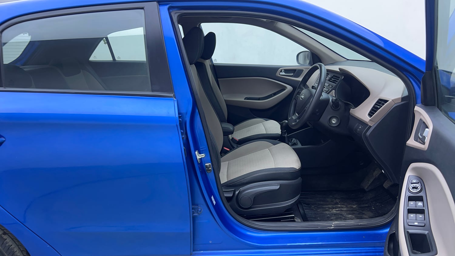 Used 2017 Hyundai Elite i20 Sportz 1.2 Petrol Manual interior RIGHT SIDE FRONT DOOR CABIN VIEW